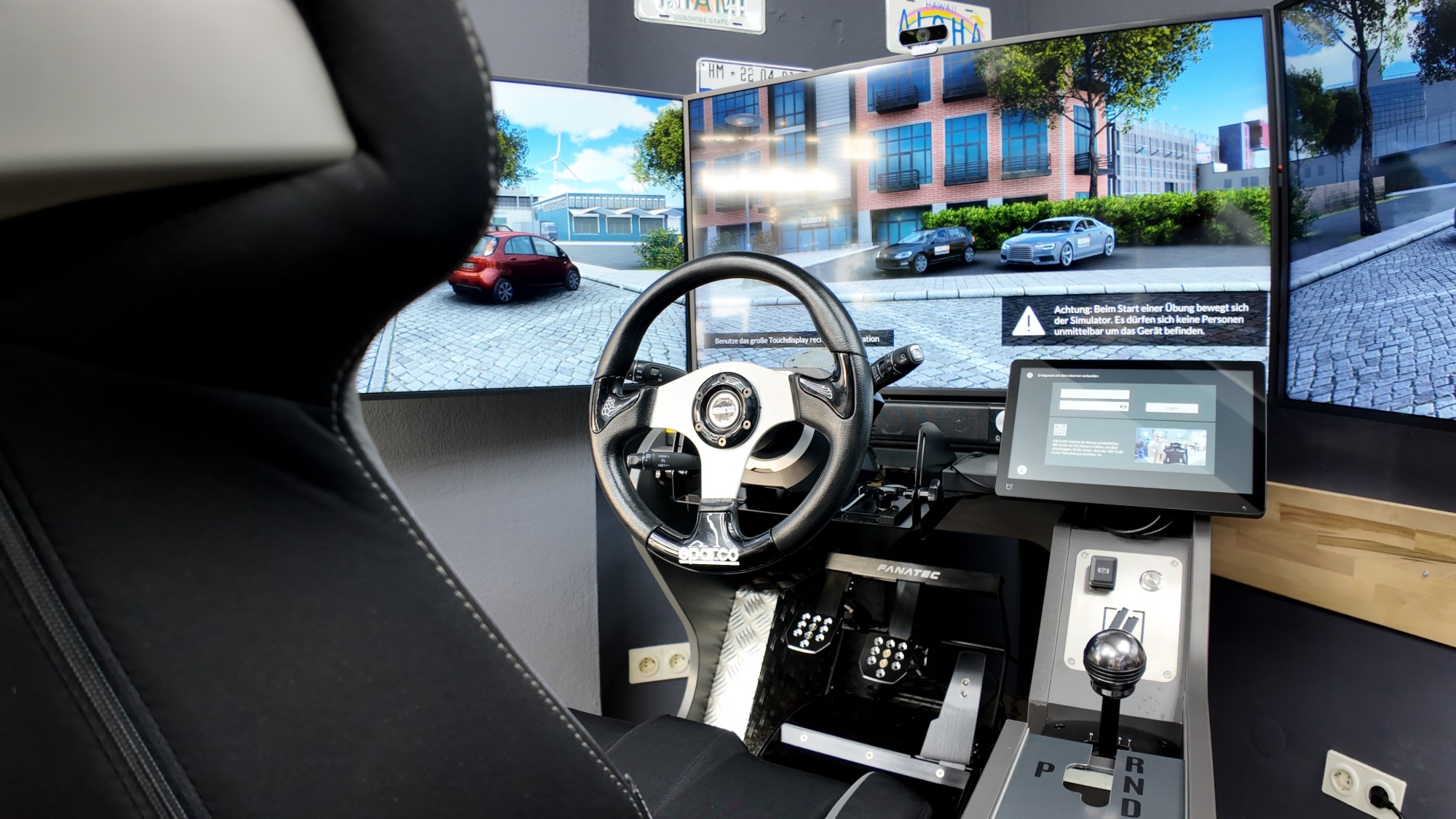 Cockpit des Fahrsimulators mit Lenkrad, Pedalen, Schaltung und Touchdisplay