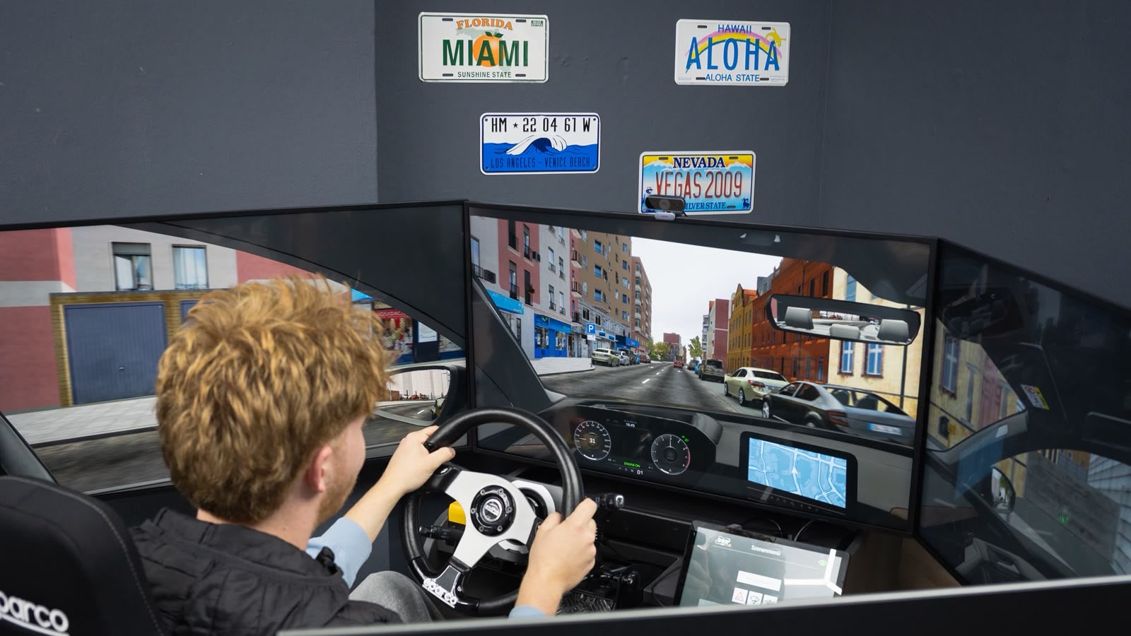 Fahrschüler am Fahrsimulator der Verkehrsschmiede in Düsseldorf